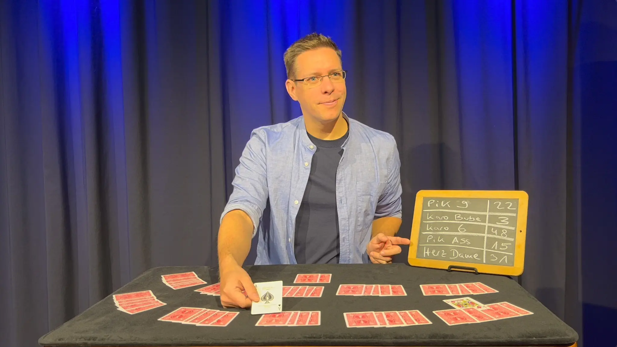 Andreas Reichert mit Karten am Tisch